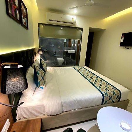 Hotel Unique By Apex Vadodara Extérieur photo