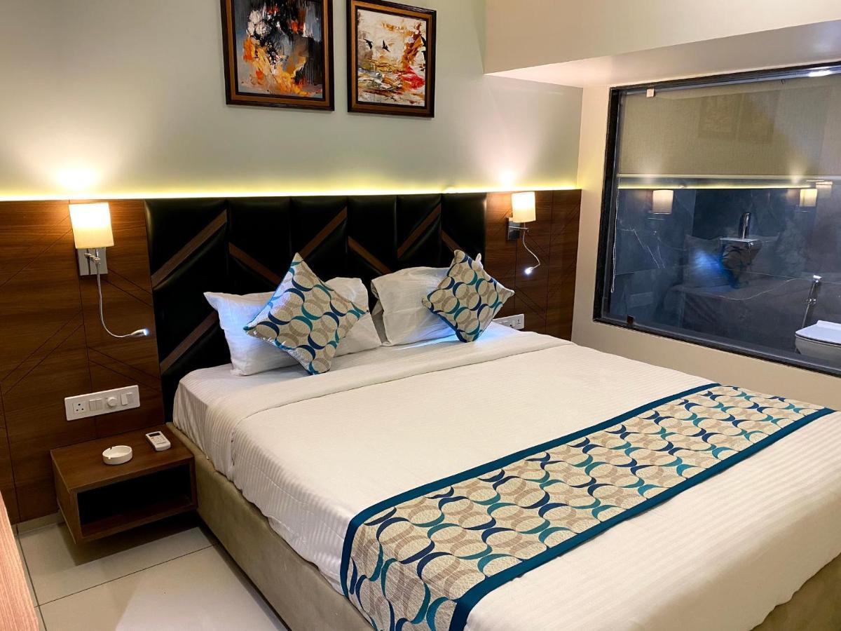 Hotel Unique By Apex Vadodara Extérieur photo